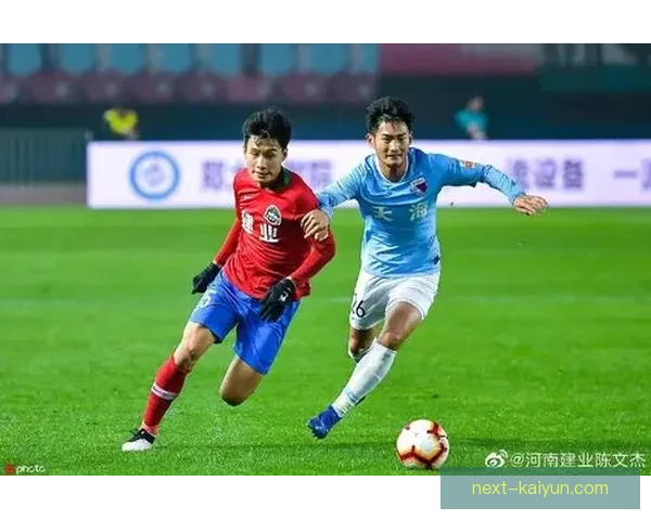 戴维斯在边路突破表现稳健，引领球队进攻新趋势